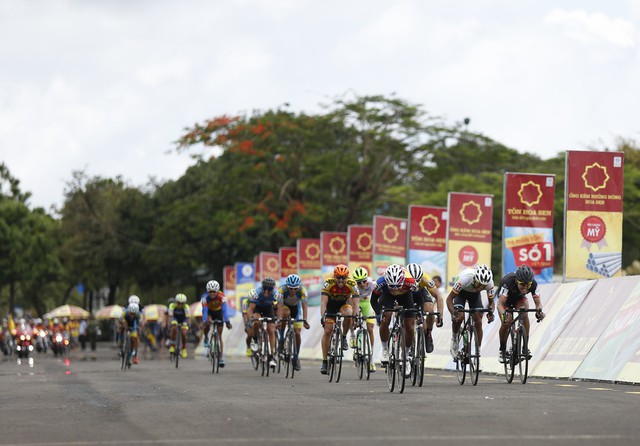 [KẾT THÚC] Chặng 10 giải xe đạp quốc tế VTV Cup Tôn Hoa Sen 2018: Ronald Oranza về nhất chặng - Ảnh 2.