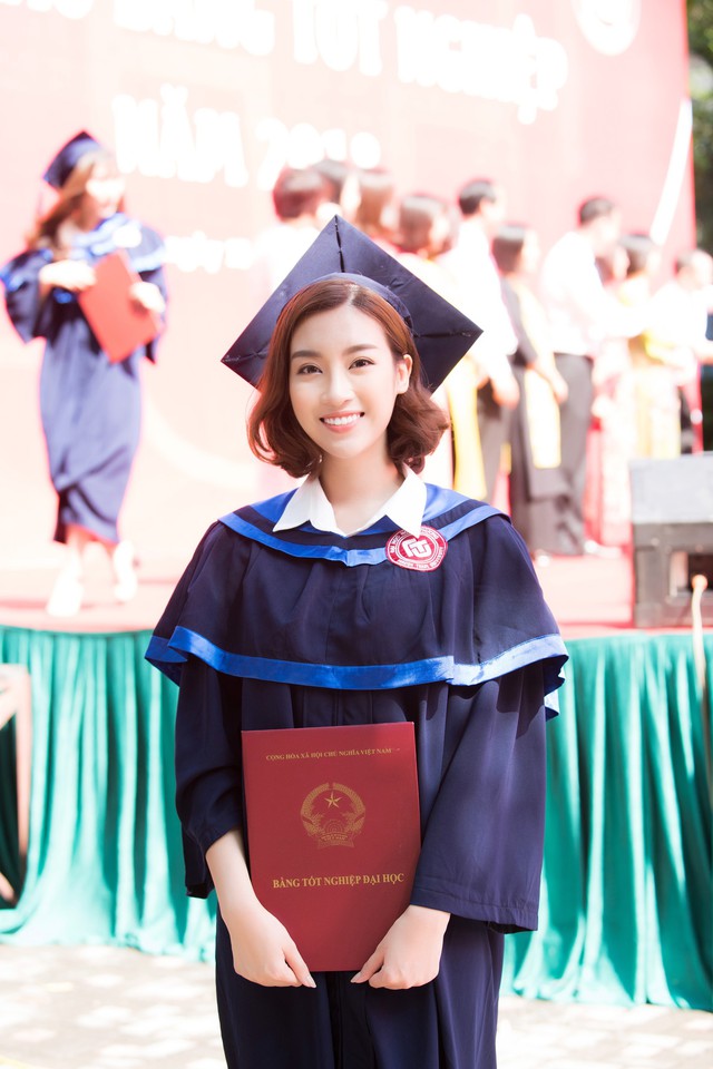 Trước ngày kết thúc nhiệm kỳ Hoa hậu, Đỗ Mỹ Linh rạng rỡ nhận bằng tốt nghiệp đại học - Ảnh 1.