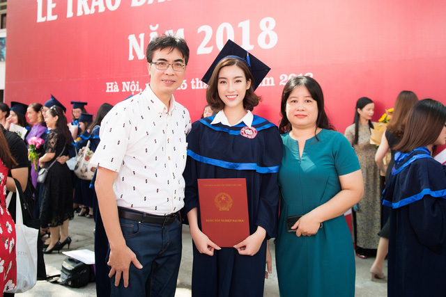 Trước ngày kết thúc nhiệm kỳ Hoa hậu, Đỗ Mỹ Linh rạng rỡ nhận bằng tốt nghiệp đại học - Ảnh 4.
