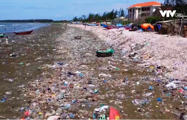 Biển Bình Thuận ngập ngụa rác thải - Ảnh 1.