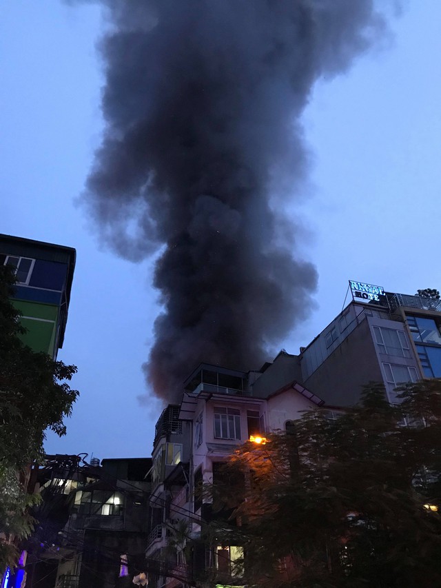 Cháy lớn tại khu vực gần Bệnh viện Nhi Trung ương: Đám cháy đã được khống chế - Ảnh 12.