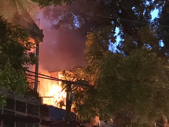 Cháy lớn tại khu vực gần Bệnh viện Nhi Trung ương: Đám cháy đã được khống chế - Ảnh 13.