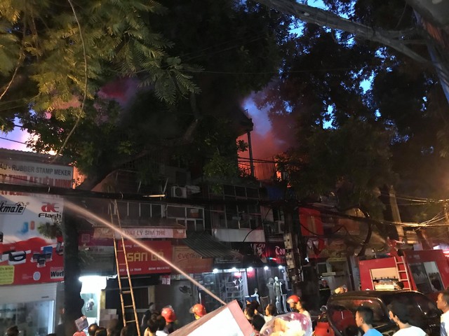 Cháy lớn tại khu vực gần Bệnh viện Nhi Trung ương: Đám cháy đã được khống chế - Ảnh 18.
