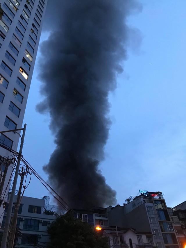 Cháy lớn tại khu vực gần Bệnh viện Nhi Trung ương: Đám cháy đã được khống chế - Ảnh 19.