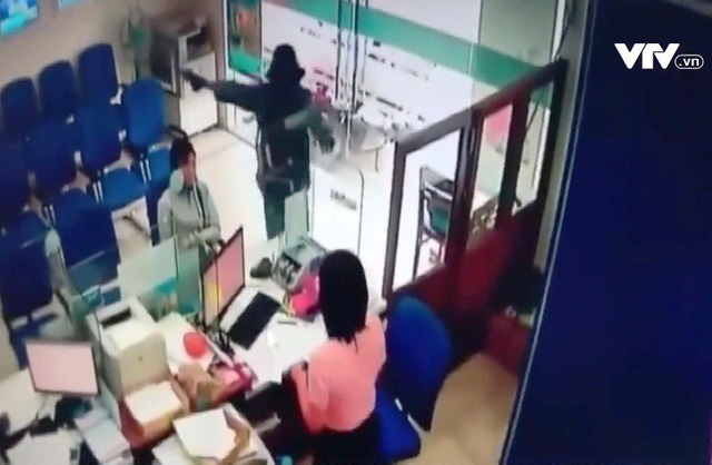 Đã bắt được nghi phạm dùng súng cướp ngân hàng tại Tiền Giang - Ảnh 1.