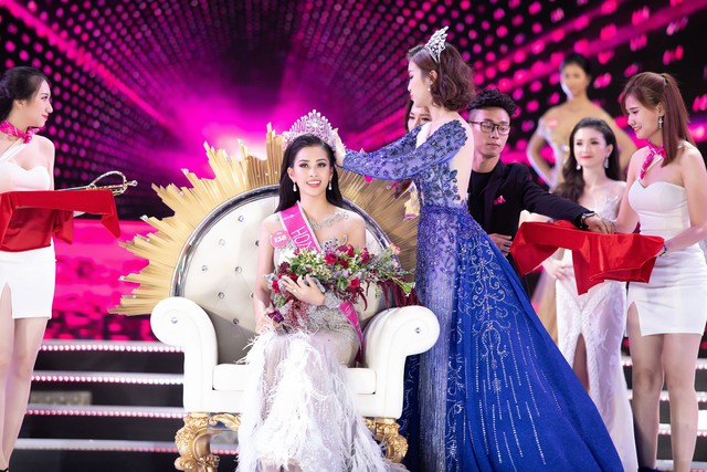 Khoảnh khắc đăng quang của tân Hoa hậu Việt Nam 2018 Trần Tiểu Vy - Ảnh 1.