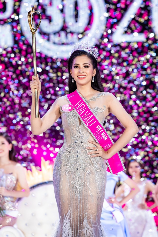 Hành trình từ nữ sinh 18 tuổi trở thành tân Hoa hậu Việt Nam 2018 của Trần Tiểu Vy - Ảnh 22.