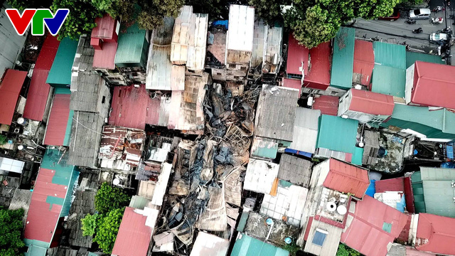 Khung cảnh hoang tàn nhìn từ trên cao sau vụ cháy lớn trên phố Đê La Thành - Ảnh 2.