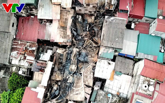 Khung cảnh hoang tàn nhìn từ trên cao sau vụ cháy lớn trên phố Đê La Thành - Ảnh 1.