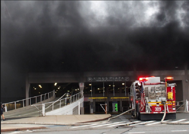 Cháy lớn tại siêu thị Kings Plaza ở Brooklyn, Mỹ - Ảnh 3.