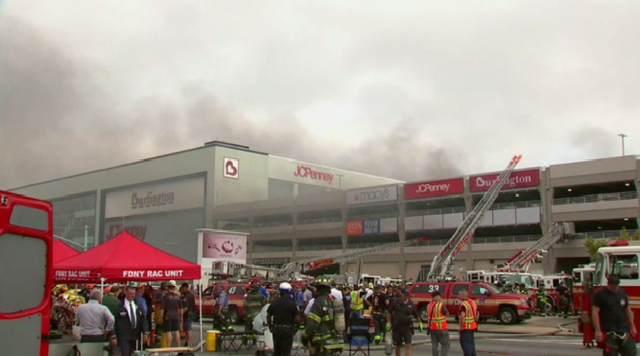 Cháy lớn tại siêu thị Kings Plaza ở Brooklyn, Mỹ - Ảnh 5.