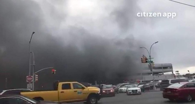 Cháy lớn tại siêu thị Kings Plaza ở Brooklyn, Mỹ - Ảnh 1.