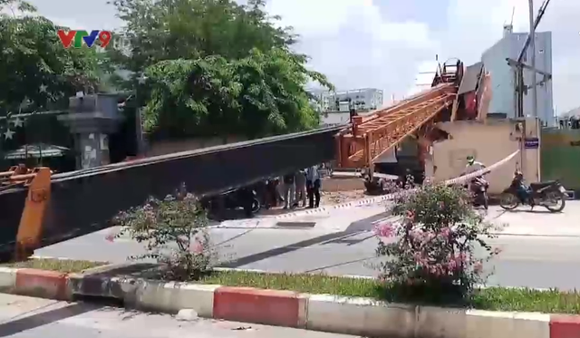 TP.HCM: Cần cẩu đổ sập chắn ngang đường Phạm Văn Đồng - Ảnh 1.