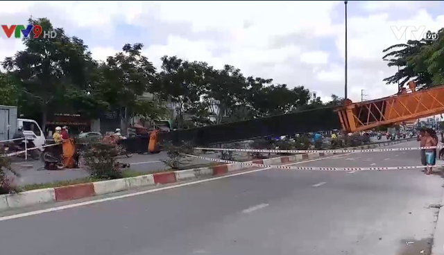 TP.HCM: Cần cẩu đổ sập chắn ngang đường Phạm Văn Đồng - Ảnh 2.