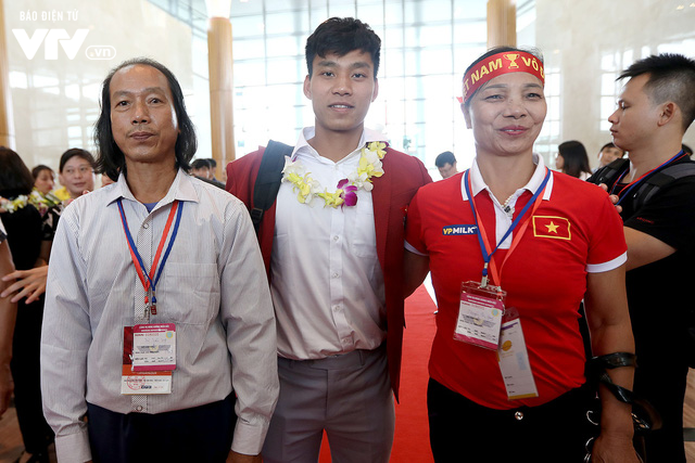 Rực sắc đỏ từ Nội Bài về Mỹ Đình chào đón Olympic Việt Nam trở về từ ASIAD 2018 - Ảnh 8.