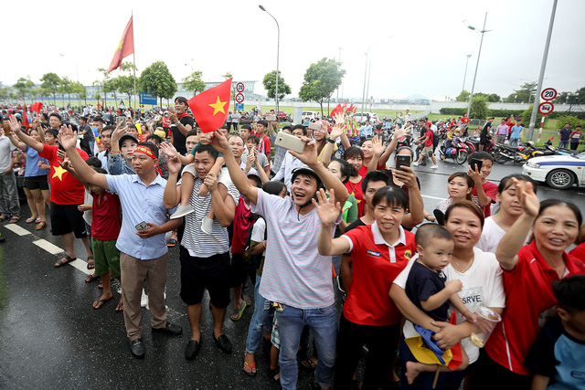 Rực sắc đỏ từ Nội Bài về Mỹ Đình chào đón Olympic Việt Nam trở về từ ASIAD 2018 - Ảnh 15.