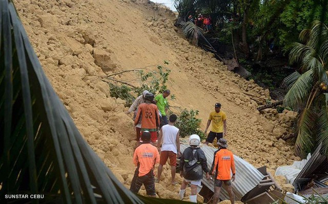 Lở đất sau bão làm nhiều người chết tại Philippines - Ảnh 4.