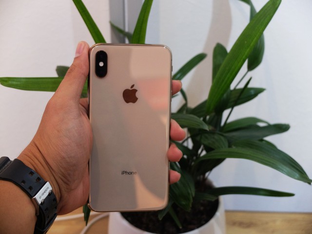 Trên tay iPhone Xs Max tại Việt Nam giá 45,5 triệu đồng - Ảnh 1.