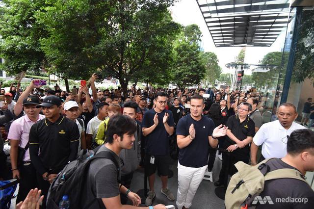 800 người xếp hàng mua iPhone Xs trong ngày mở bán đầu tiên ở Singapore - Ảnh 4.