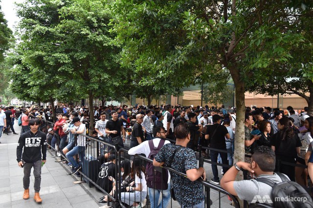 800 người xếp hàng mua iPhone Xs trong ngày mở bán đầu tiên ở Singapore - Ảnh 3.