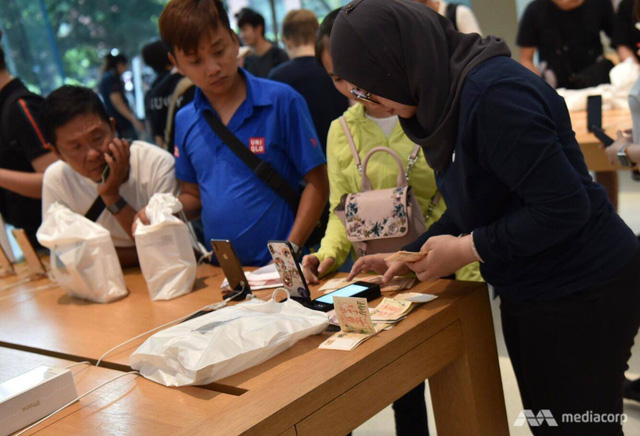 800 người xếp hàng mua iPhone Xs trong ngày mở bán đầu tiên ở Singapore - Ảnh 10.
