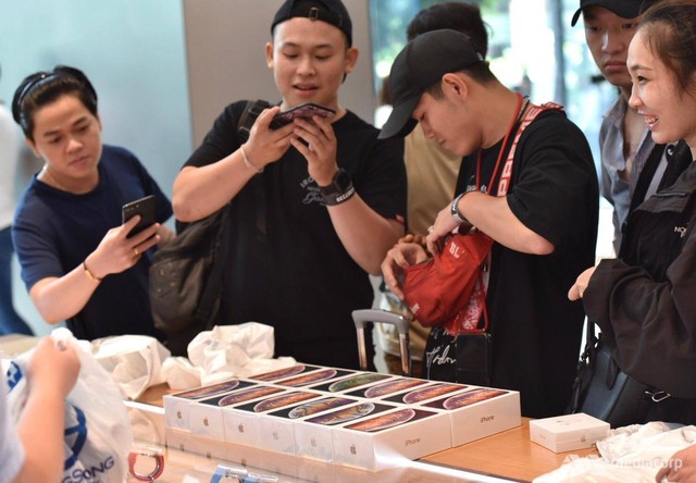 800 người xếp hàng mua iPhone Xs trong ngày mở bán đầu tiên ở Singapore - Ảnh 9.