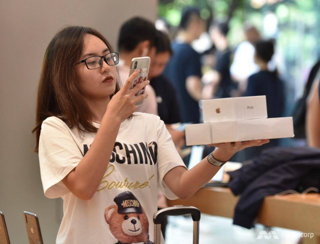 800 người xếp hàng mua iPhone Xs trong ngày mở bán đầu tiên ở Singapore - Ảnh 8.