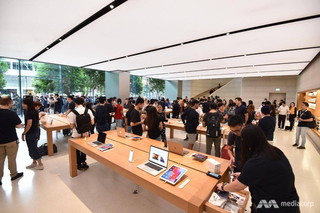 800 người xếp hàng mua iPhone Xs trong ngày mở bán đầu tiên ở Singapore - Ảnh 7.