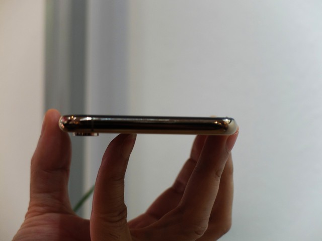 Trên tay iPhone Xs Max tại Việt Nam giá 45,5 triệu đồng - Ảnh 3.