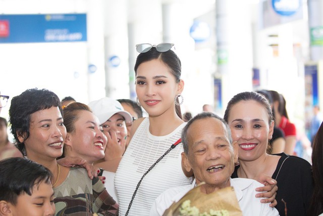 Hoa hậu Trần Tiểu Vy bật khóc trong lần đầu về quê Quảng Nam sau đăng quang - Ảnh 5.