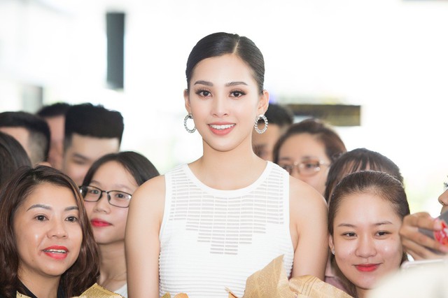 Hoa hậu Trần Tiểu Vy bật khóc trong lần đầu về quê Quảng Nam sau đăng quang - Ảnh 3.