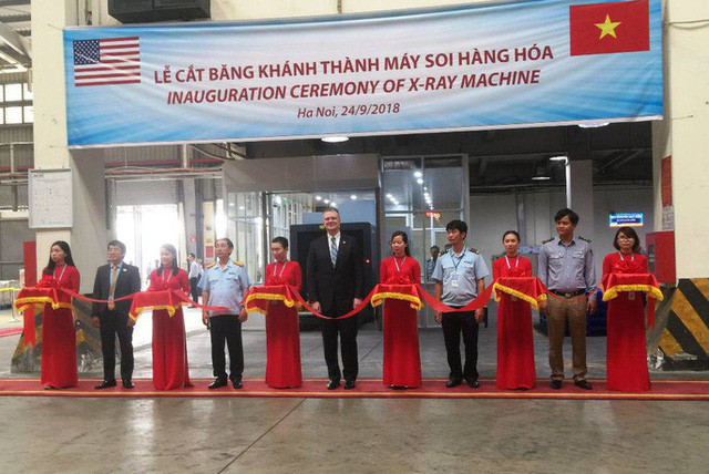 Mỹ bàn giao máy soi hàng hóa cho Hải quan cho Việt Nam - Ảnh 1.