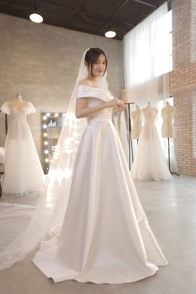 Váy cưới ren đi bàn thiết kế đơn giản tinh tế 1074
