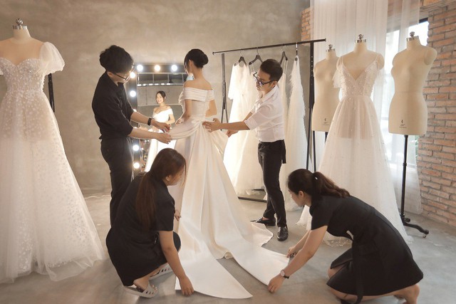 Váy cưới Đông Nhi là phiên bản 'chị em' giống với đầm cưới Nhã Phương