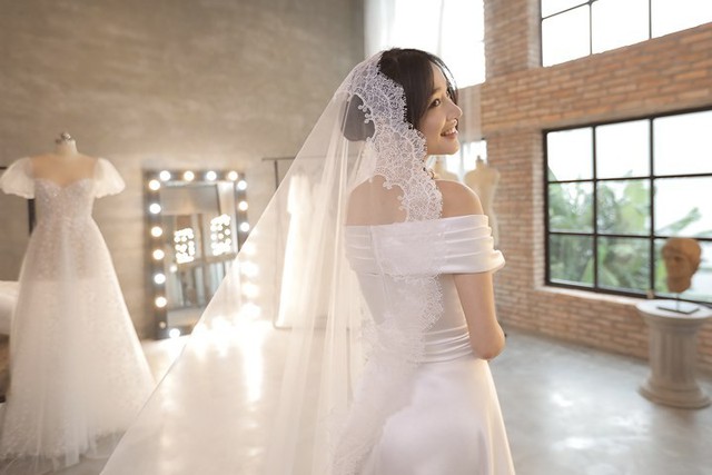 Chiêm ngưỡng lại 4 bộ váy giúp Nhã Phương hóa nàng công chúa đẹp quên lối  về trong đám cưới cổ tích với Trường Giang