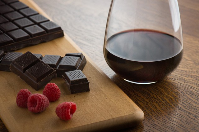 Rượu vang và sô cô la có thể giúp cải thiện tuổi thọ - Ảnh 1.