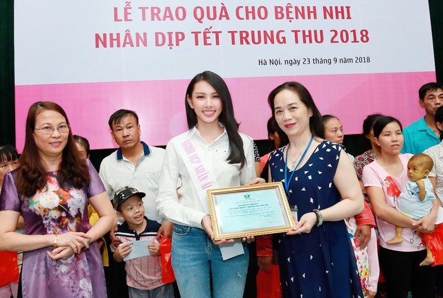 Người đẹp nhân ái HHVN 2018 Thùy Tiên mang Trung thu ấm áp đến BV Nhi TƯ - Ảnh 2.