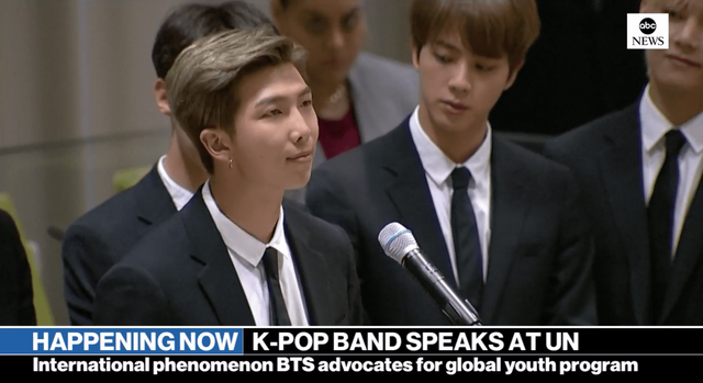 Nhóm nhạc Hàn Quốc BTS khiến giới trẻ thức tỉnh với bài phát biểu 3 phút tại Liên Hợp Quốc - Ảnh 2.