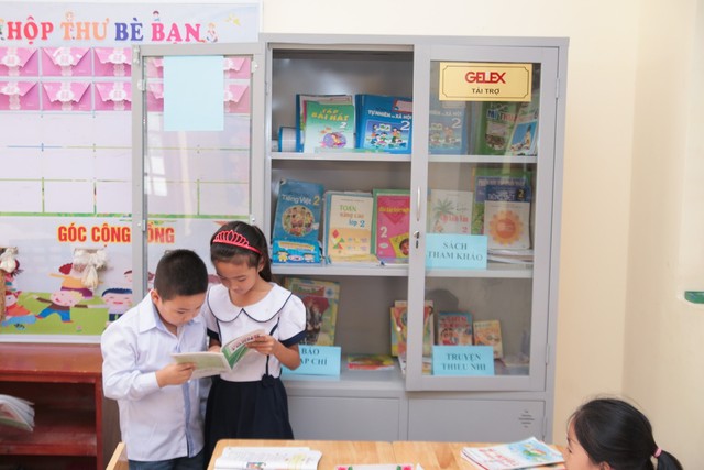 Trao tặng thư viện sách cho học sinh tiểu học Hà Nam - Ảnh 1.