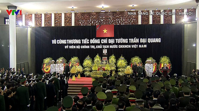 Đông đảo người dân đứng chờ tiễn đưa Chủ tịch nước Trần Đại Quang - Ảnh 1.