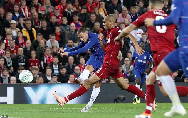 Hazard ghi bàn đẹp loại Liverpool vì đồng đội… lười - Ảnh 1.