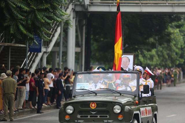 Chùm ảnh: Xe tang đưa linh cữu Chủ tịch nước Trần Đại Quang về quê hương - Ảnh 9.