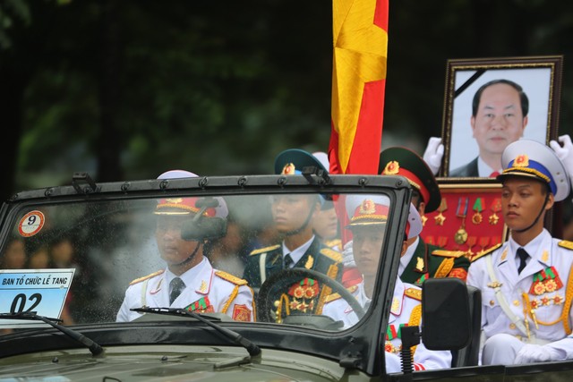 Chùm ảnh: Xe tang đưa linh cữu Chủ tịch nước Trần Đại Quang về quê hương - Ảnh 1.