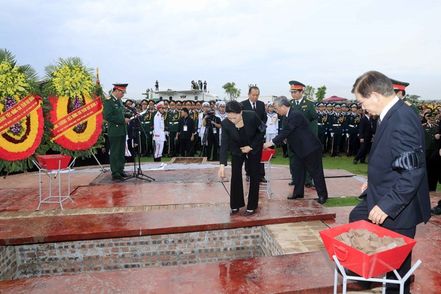 Người dân Ninh Bình đưa tiễn Chủ tịch nước Trần Đại Quang - Ảnh 9.