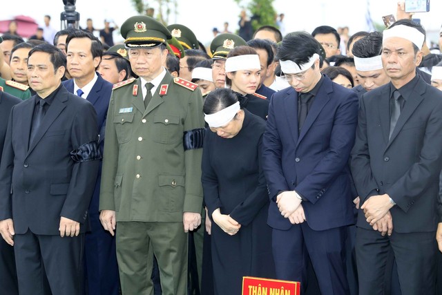 Người dân Ninh Bình đưa tiễn Chủ tịch nước Trần Đại Quang - Ảnh 13.
