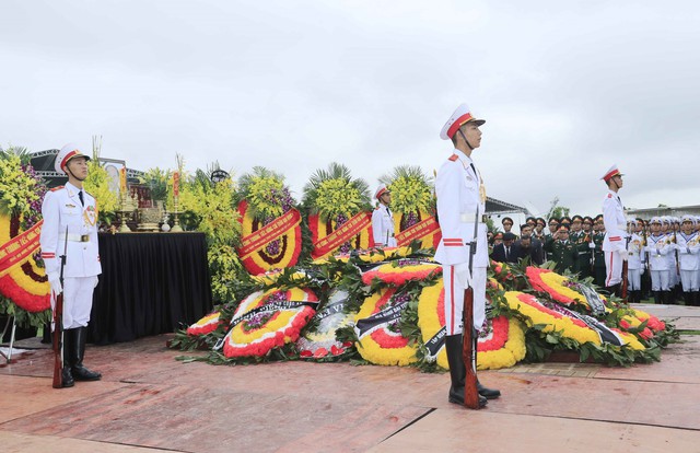Người dân Ninh Bình đưa tiễn Chủ tịch nước Trần Đại Quang - Ảnh 14.
