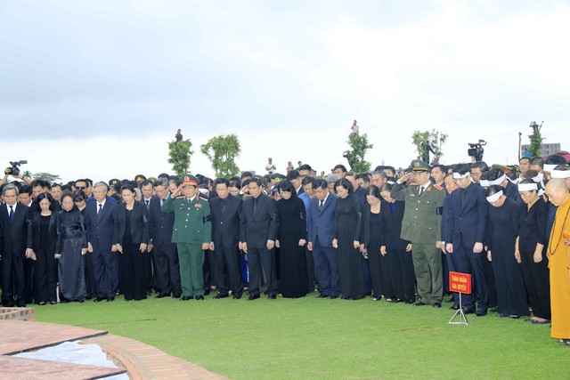 Người dân Ninh Bình đưa tiễn Chủ tịch nước Trần Đại Quang - Ảnh 12.