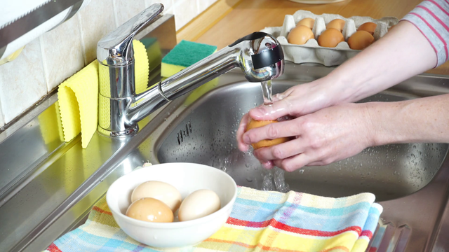 Không muốn lây nhiễm vi khuẩn, bạn nhớ làm điều nay trước khi cất trứng vào tủ lạnh - Ảnh 1.