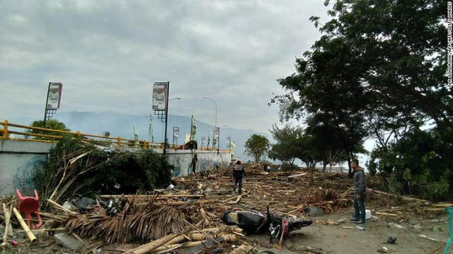 Khung cảnh hoang tàn sau cơn sóng thần khiến ít nhất 384 người thiệt mạng ở Indonesia - Ảnh 16.