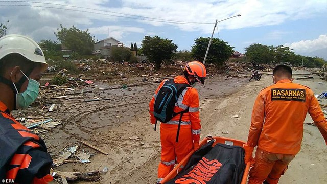 Khung cảnh hoang tàn sau cơn sóng thần khiến ít nhất 384 người thiệt mạng ở Indonesia - Ảnh 12.